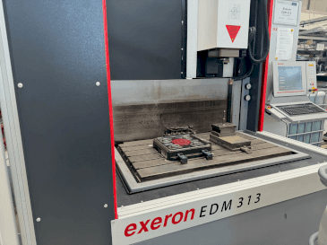 Frontansicht der Exeron EDM 313  Maschine