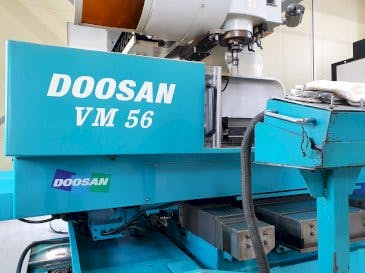 Frontansicht der Doosan VM56  Maschine