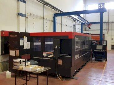 Frontansicht der AMADA Lcg 3015  Maschine