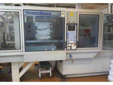 Frontansicht der Krauss Maffei KM 280-1400 C3  Maschine