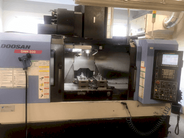 Frontansicht der DOOSAN DNM 500  Maschine