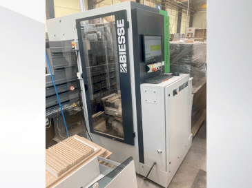 Frontansicht der BIESSE Skipper V 31  Maschine