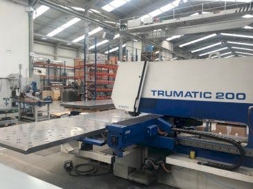 Linke Seitenansicht der Trumpf Trumatic 200  Maschine