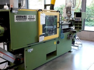 Frontansicht der Arburg Allrounder 420 C 1300 - 675  Maschine