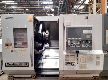 Frontansicht der Okuma LT2000 EX  Maschine