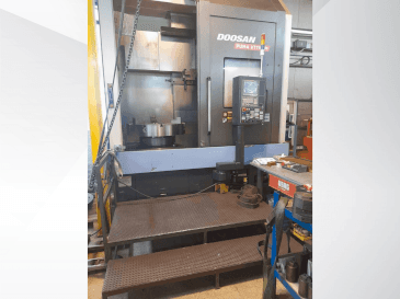 Frontansicht der DOOSAN VT1100M  Maschine