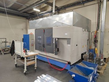 Frontansicht der Mazak VTC-300C  Maschine