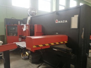 Rechte Ansicht der AMADA ARCADE 210 Maschine