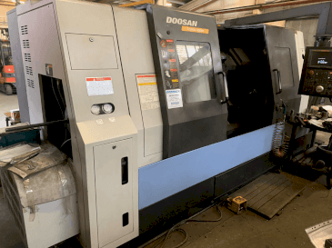 Frontansicht der DOOSAN PUMA 400M  Maschine