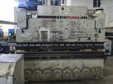 Frontansicht der Durma HAP 30200 Maschine