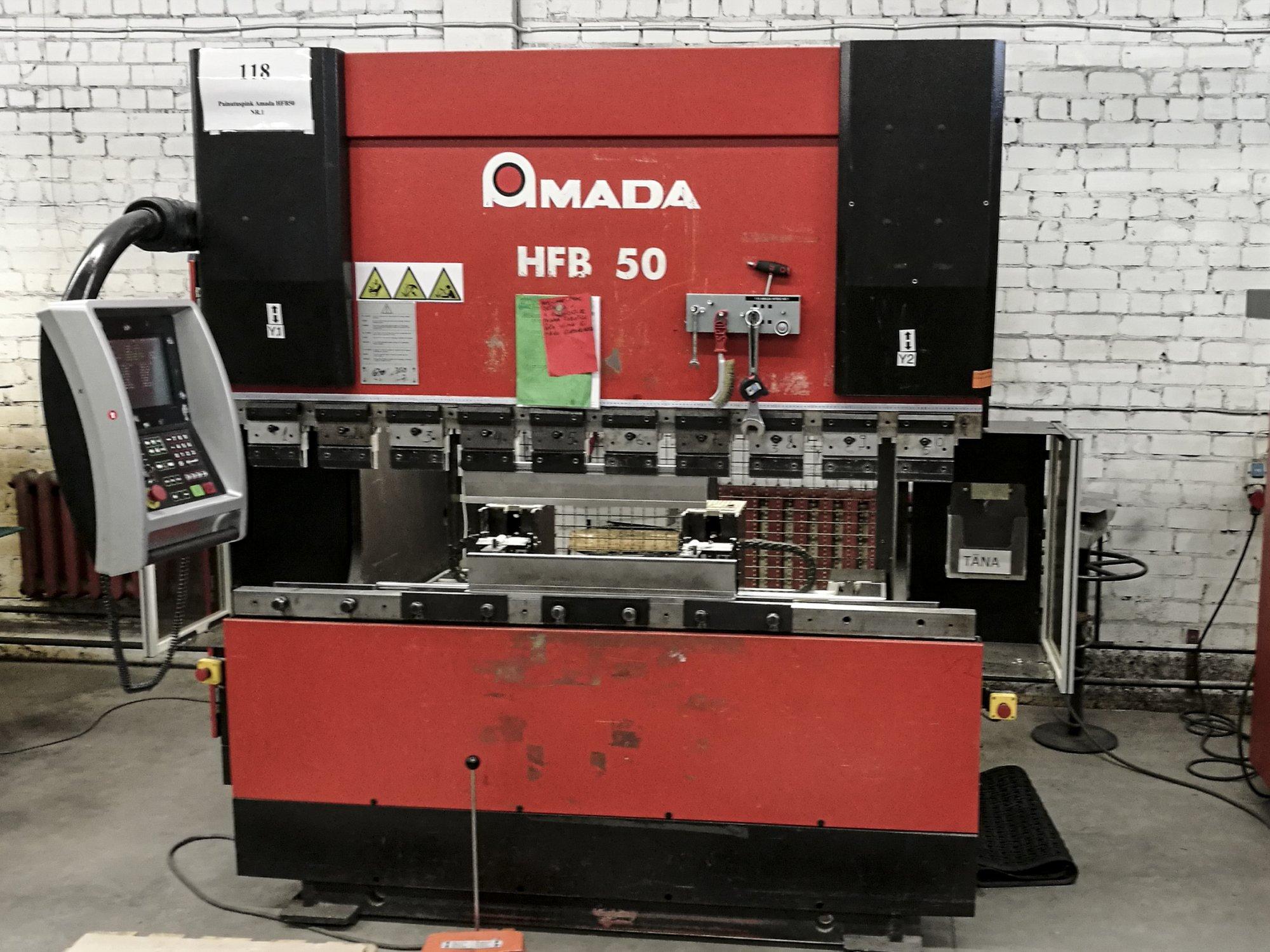 Frontansicht der AMADA HFB 50 Maschine