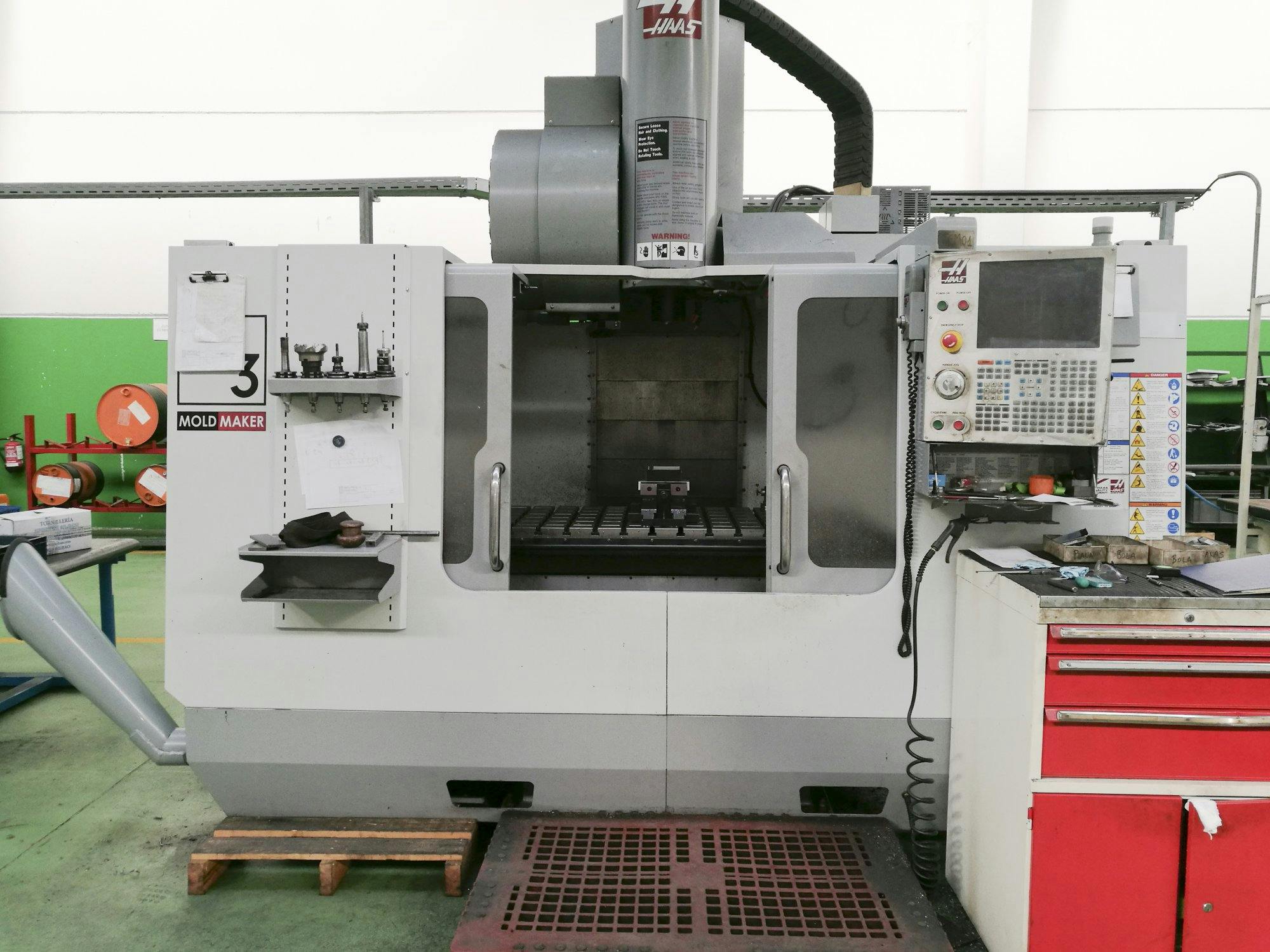 Frontansicht der HAAS VM-3HE Maschine