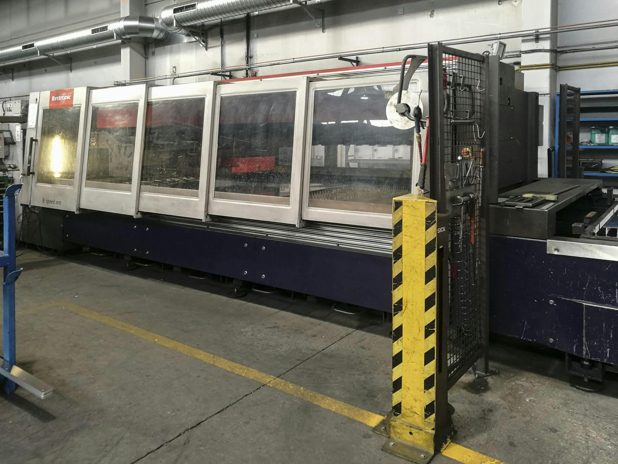 Rechte Ansicht 1 der Bystronic Byspeed 3015 Maschine