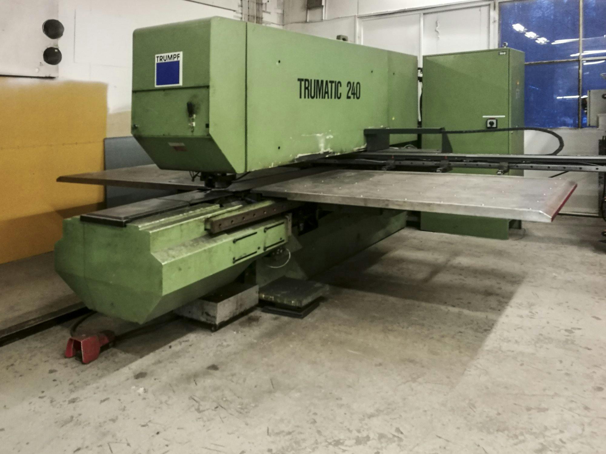 Linke Ansicht der Trumpf Trumatic 240 Maschine