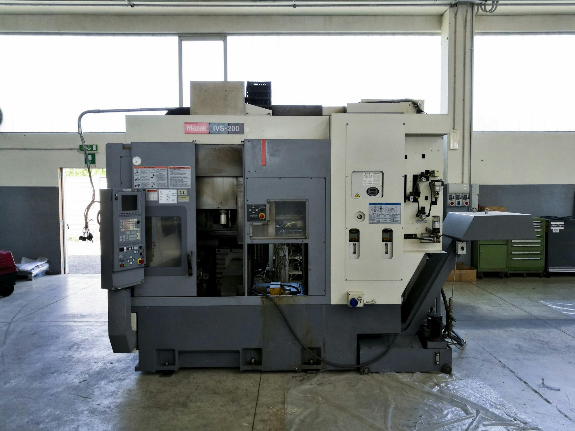 Frontansicht der Mazak IVS-200 Maschine