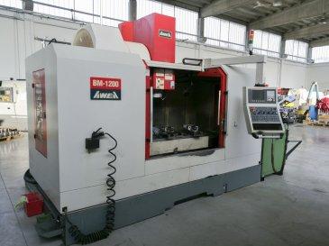 Linke Ansicht der AWEA BM-1200 Maschine